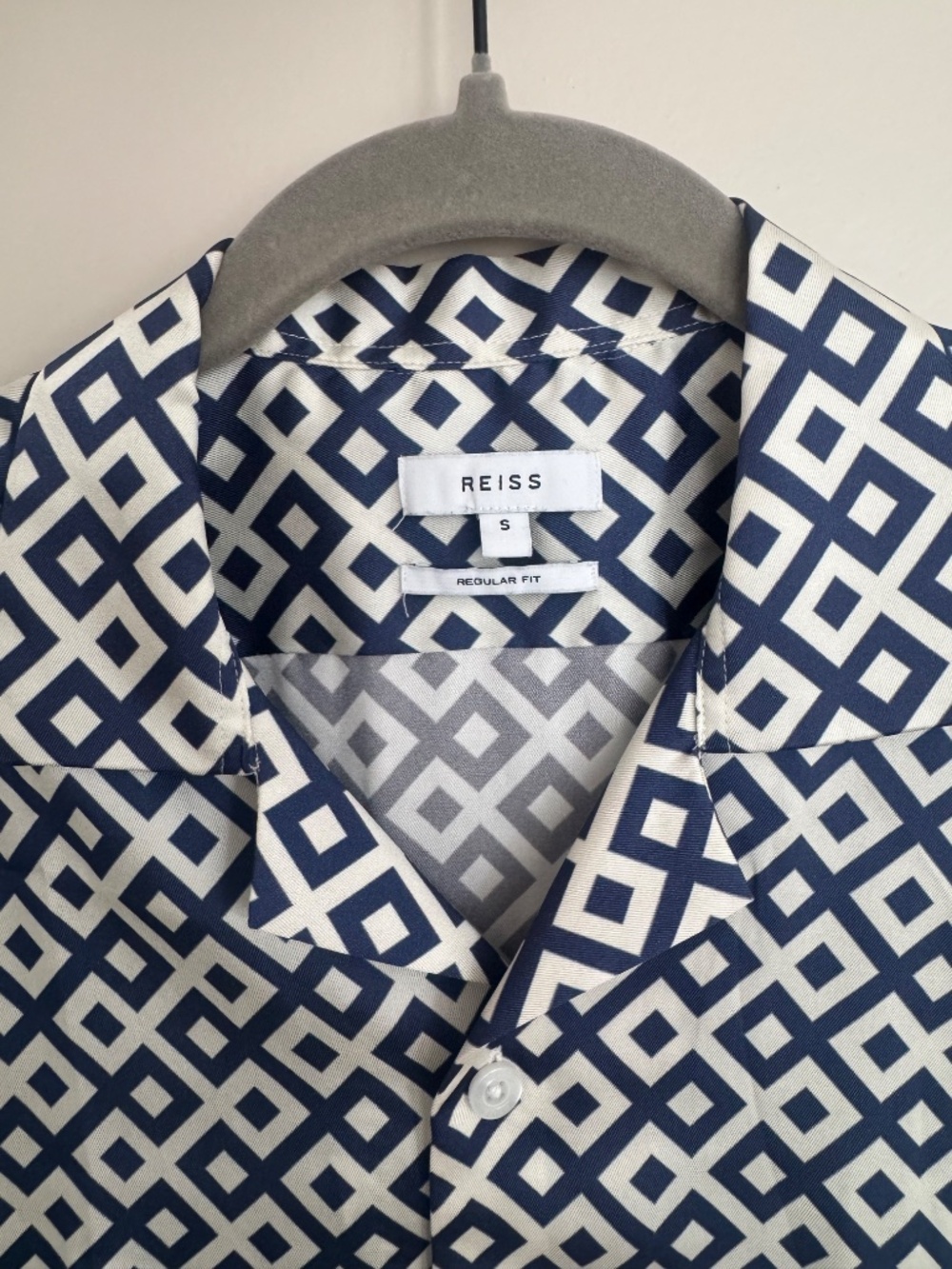 REISS Valencia Cuban Collar Geo Print Shirt in Navy - Picture 9 of 11